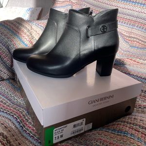 NIB 7.5W black leather ankle boots